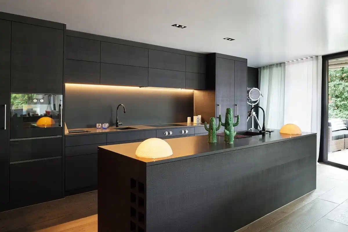 Cocina moderna con isla central que funciona como zona de preparación y comedor informal