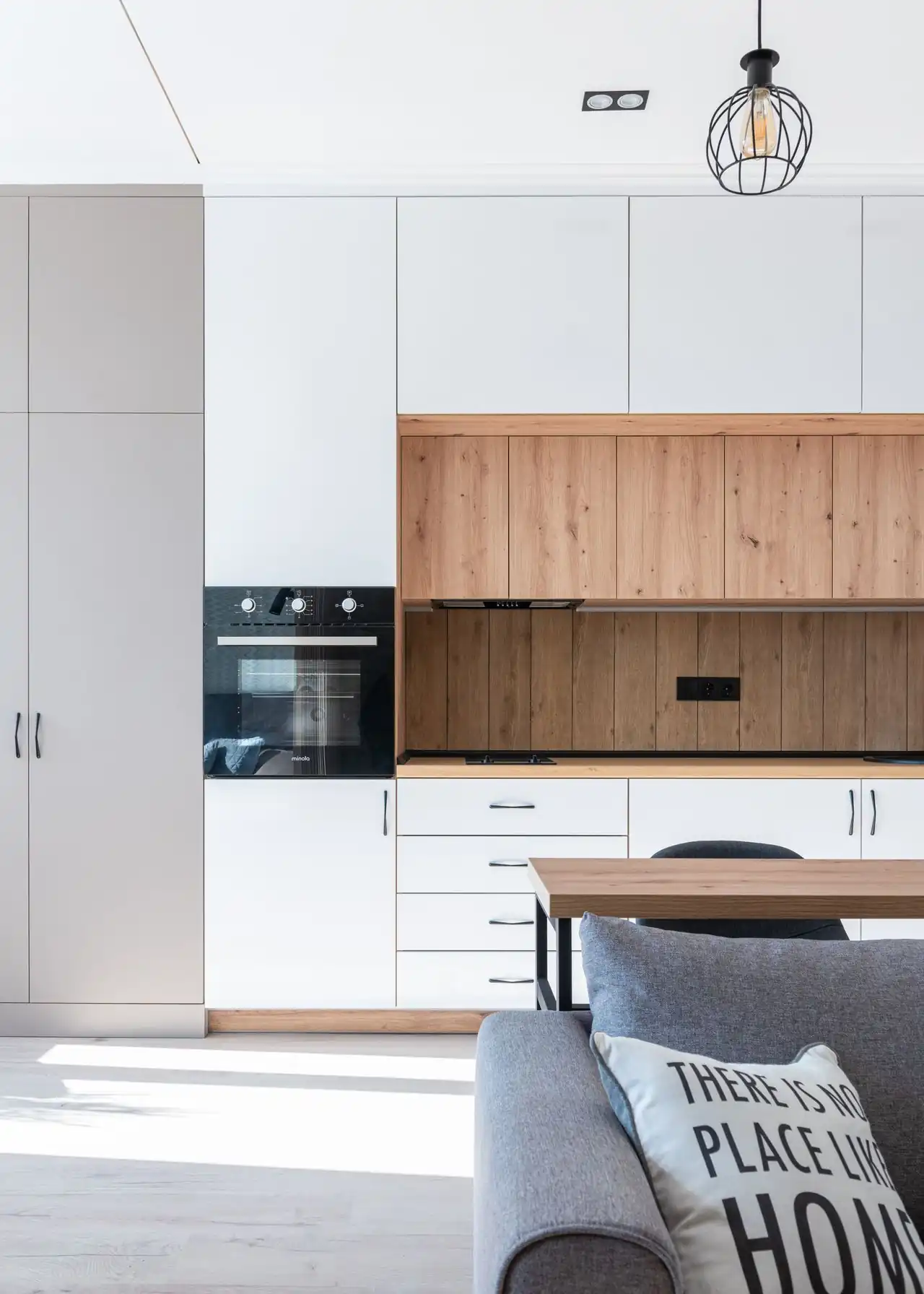 Instalación de muebles y encimeras durante reforma de cocina