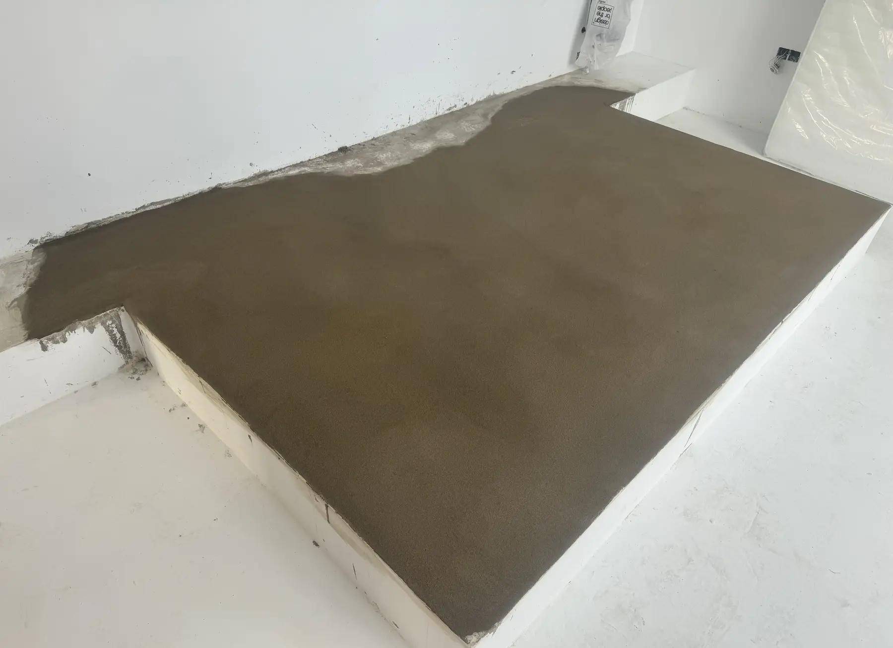 Trabajo de albañilería y tabiquería en progreso durante reforma integral
