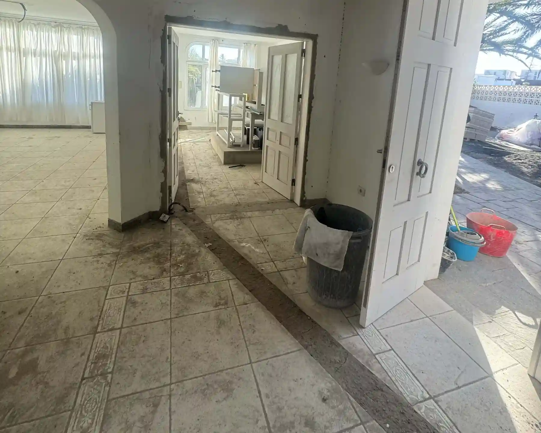 Proceso de demolición controlada con retirada profesional de escombros en reforma integral