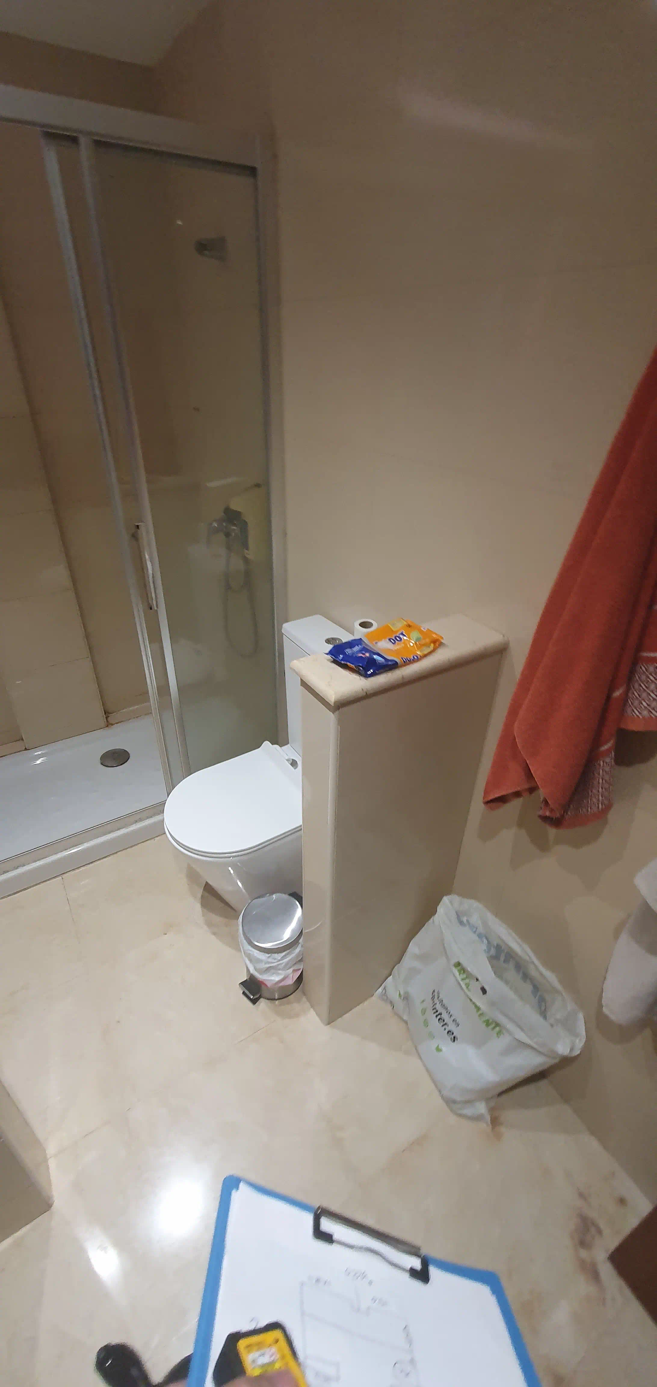 Baño original con muretes divisorios en Townhouse
