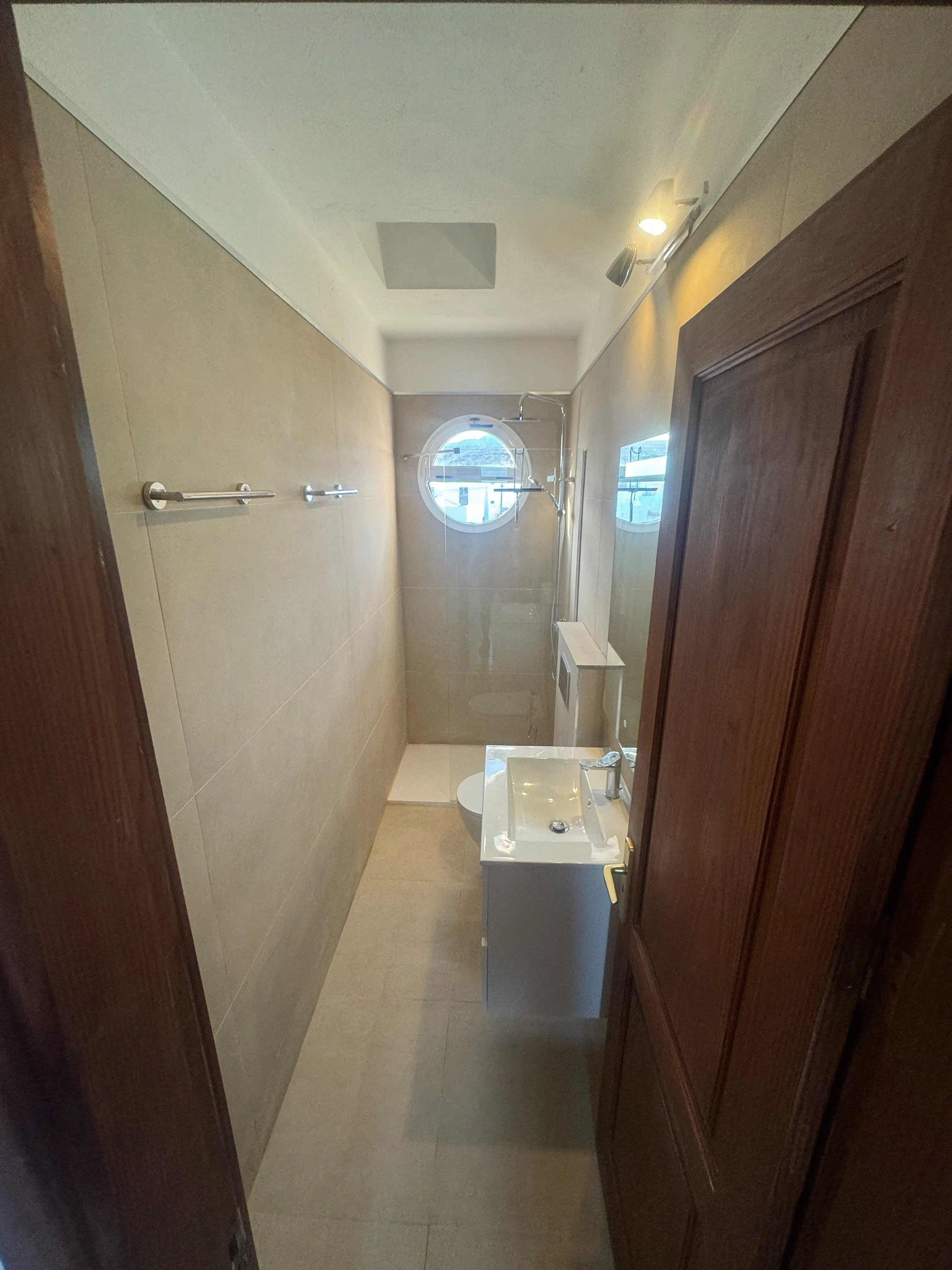 Baño finalizado en San Diego con poceta flotante TEKA y porcelanato beige rectificado