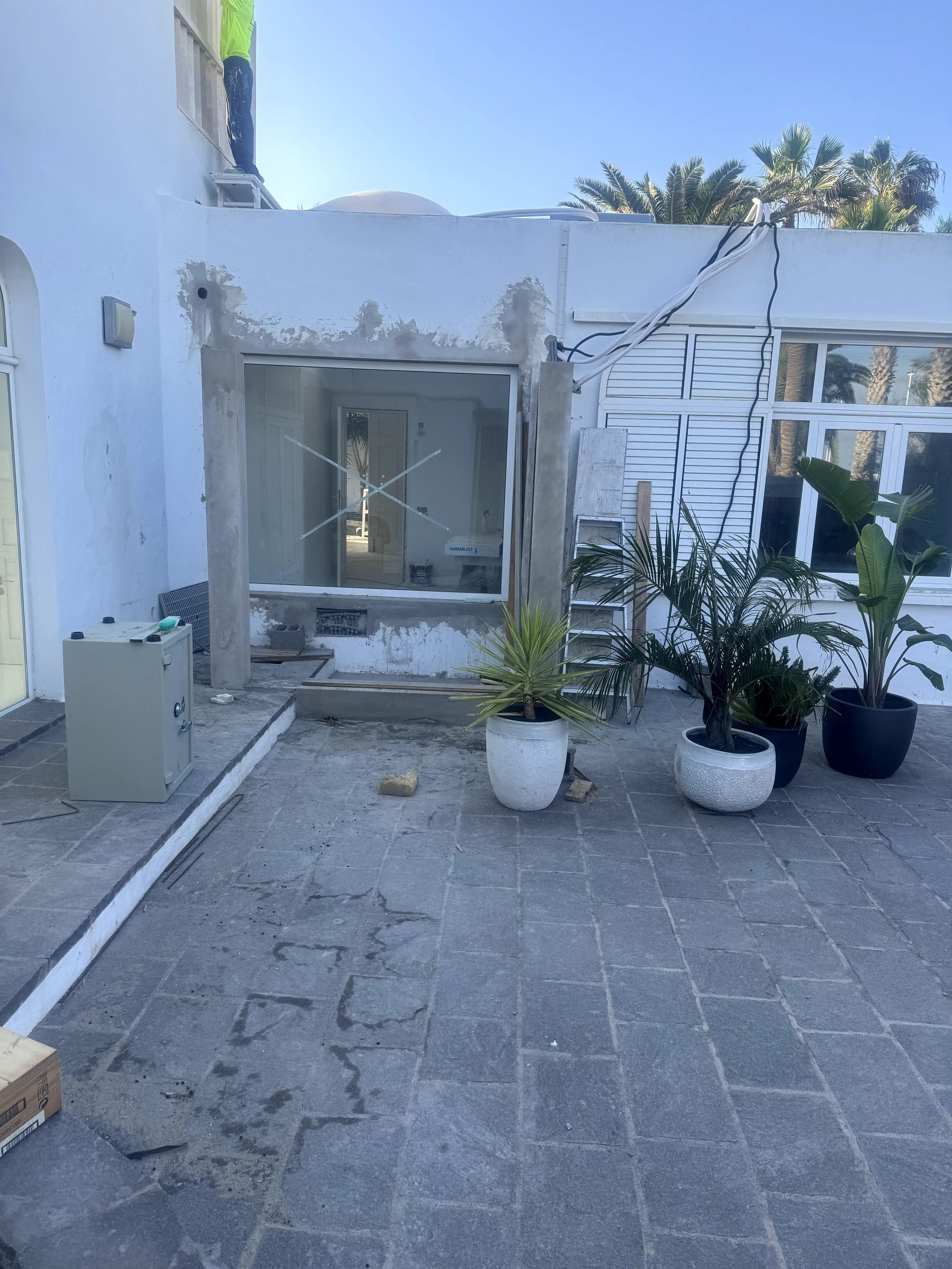Fase de colocación de marcos de aluminio con rotura térmica y albañilería interior