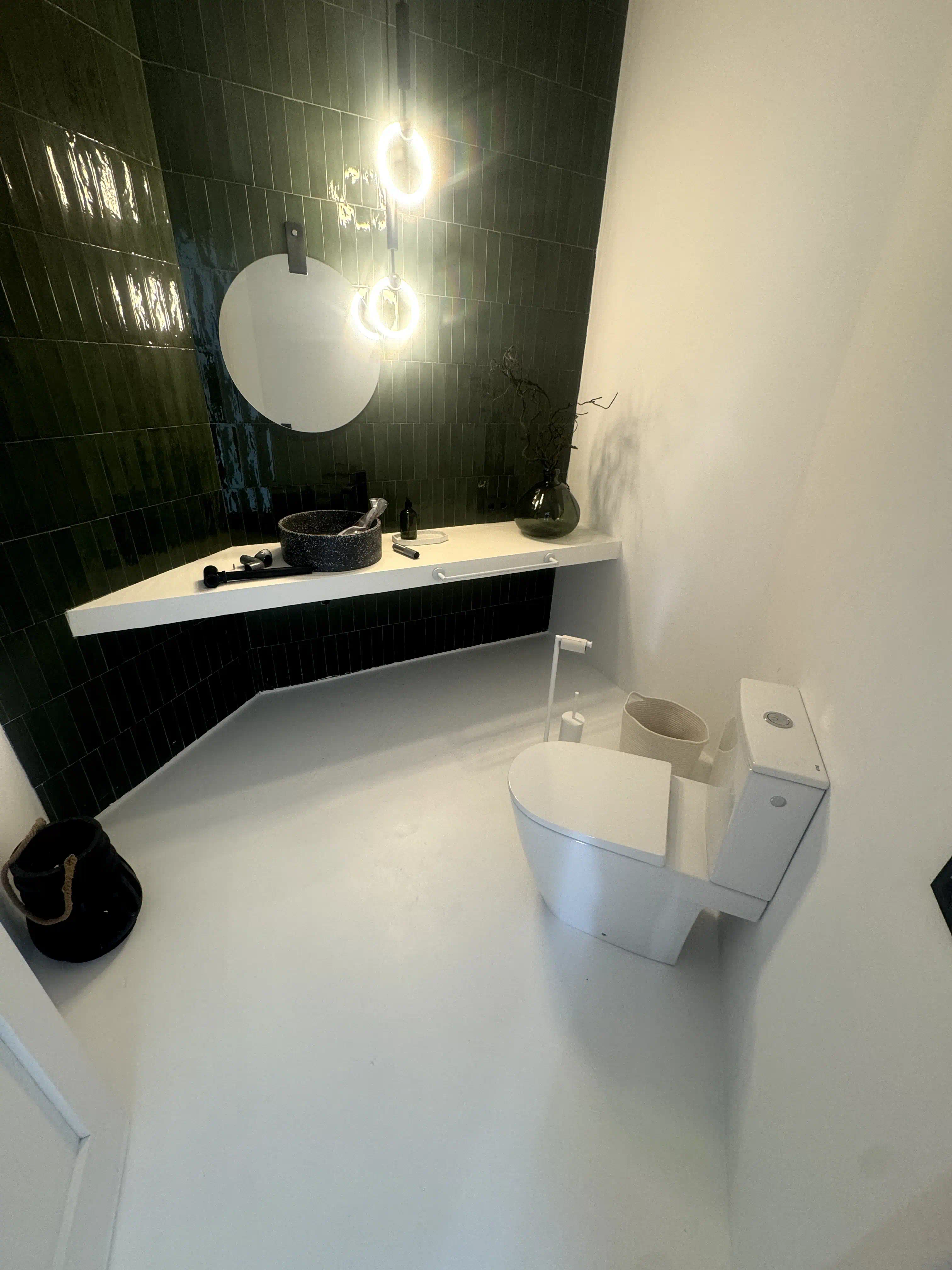 Sala sanitaria independiente en Guataparo con inodoro importado ROCA y porcelanato metro verde